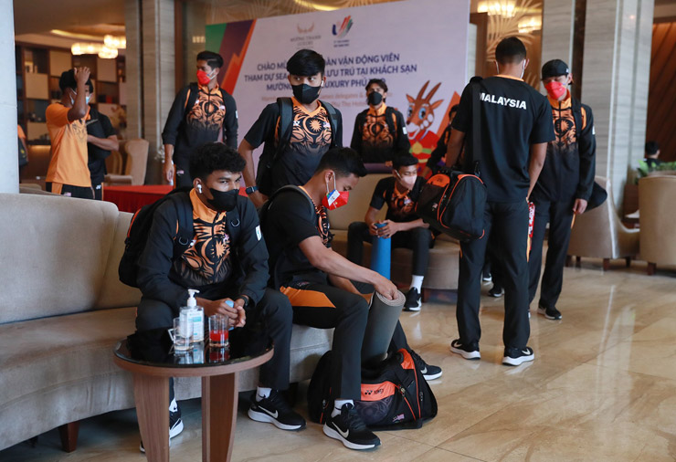 Các tuyển thủ U23 Malaysia tỏ ra mệt mỏi sau chuyến đi từ Nam Định đến Phú Thọ.