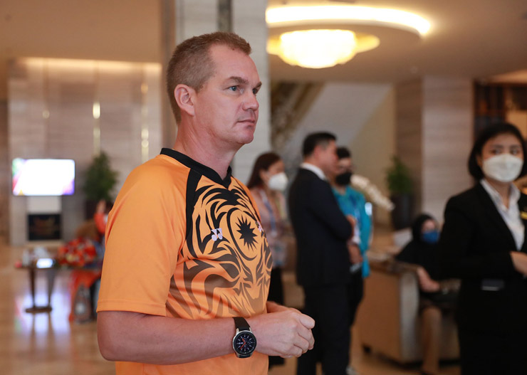 HLV Brad Maloney vui vẻ trả lời cánh phóng viên Việt Nam về tình hình sức khoẻ các học trò, đưa ra nhận xét về đối thủ U23 Việt Nam.