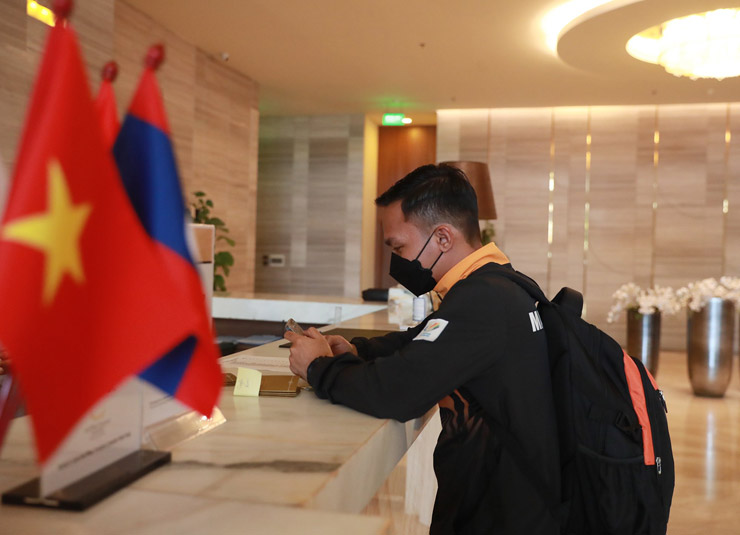 Các cầu thủ U23 Malaysia nhanh chóng làm thủ tục nhận phòng.