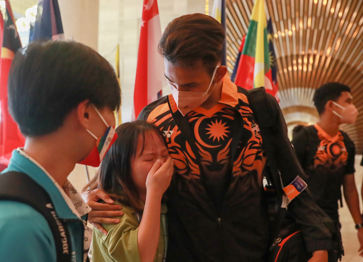 Khi các thành viên của U23 Malaysia hoàn tất thủ tục nhận phòng ở khách sạn, một nữ tình nguyện viên bất ngờ bật khóc khiến thầy trò HLV Brad Maloney phải quay lại vỗ về.