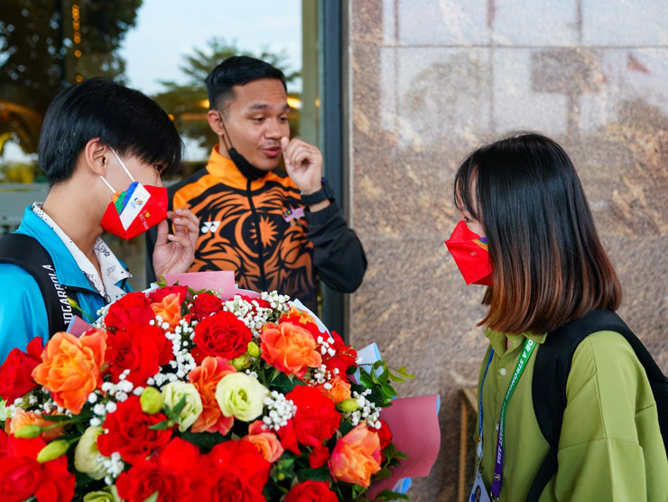 “Đây là lần đầu tiên tôi được tham gia làm tình nguyện viên cho một đội bóng. Ban đầu, chúng tôi cũng bỡ ngỡ nhưng dần dần bọn tôi có tình cảm với cả đội. Họ giúp chúng tôi nhiều bài học về môn thể thao này và tôi cũng có nhiều bài học với họ nữa. Nói chung là tình cảm rất lớn, nên tôi rất xúc động”.