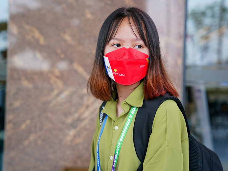 “Tôi và đội U23 Malaysia thường trò chuyện với nhau ở khách sạn. Mỗi lần kết thúc buổi tập của U23 Malaysia thì tôi vẫn thường chơi đùa với các cầu thủ. Tình cảm giữa chúng tôi rất lớn! Vì trước khi tôi được nhận vào làm tình nguyện viên, tôi không nghĩ sẽ có được ngày hôm nay, có thể quen các cầu thủ U23 Malaysia thân thiết đến như thế. Tôi thấy đó là điều rất may mắn đối với tôi”, Nguyễn Thị Nhung xúc động nói.