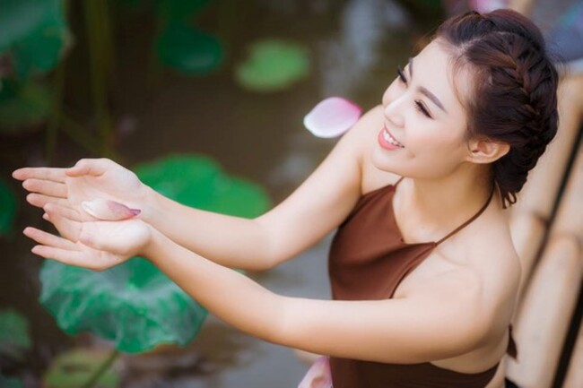 Diện áo yếm gợi cảm, Thanh Hương “gây thương nhớ” cho người đối diện khi tạo dáng bên hoa sen.
