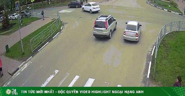 Video: Vượt đèn đỏ, ô tô tông thẳng vào nhóm học sinh đang qua đường