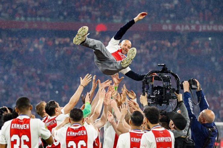 HLV Ten Hag ăn mừng chức vô địch Hà Lan cùng Ajax