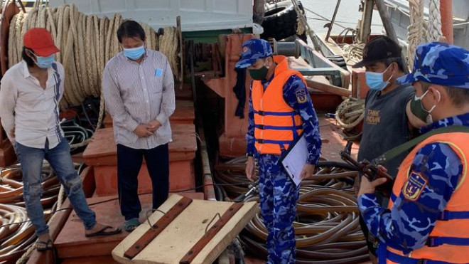 Cảnh sát biển bắt giữ 4 tàu cá vận chuyển 340.000 lít dầu DO - 1