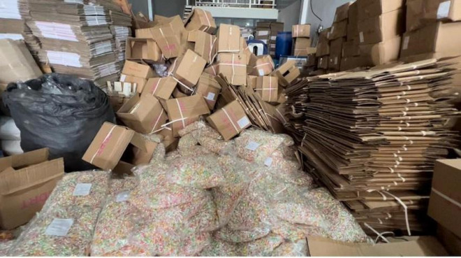 Lực lượng chức năng tạm giữ phương tiện sang bao đóng gói, hàng chục ngàn vỏ túi ni lon kẹo mềm, thùng cạc tông...Ảnh: Tổng Cục QLTT