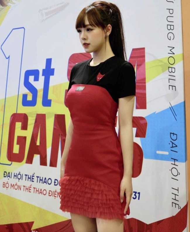 Ngô Thảo Trang là một trong MC bộ môn eSport (thể thao điện tử) tại SEA Games 31. Nữ MC sinh năm 1999 gây ấn tượng với vẻ ngoài xinh đẹp.
