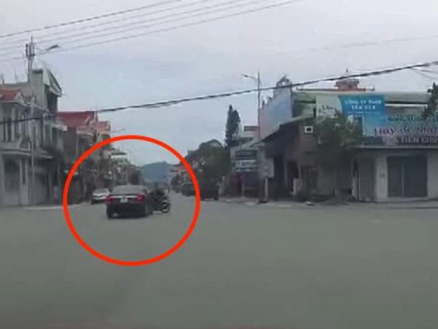 Tin tức trong ngày - Clip: Phóng exciter tông ngang ô tô, tài xế gặp cái kết may mắn