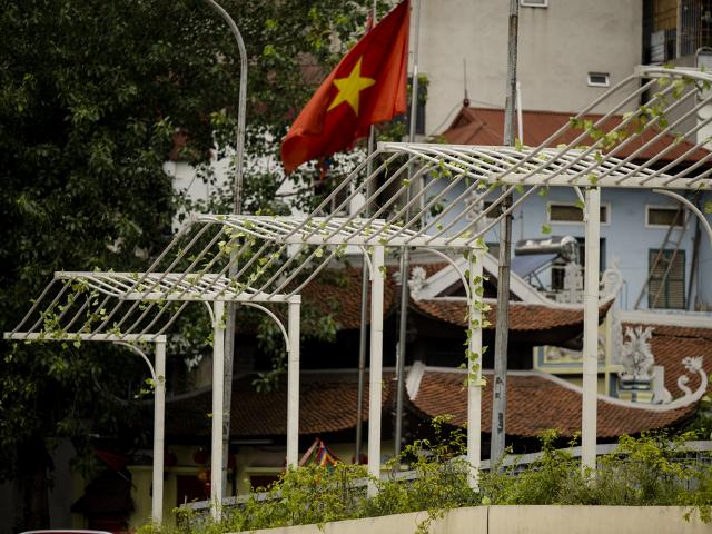 Tin tức trong ngày - Ngỡ ngàng với giàn hoa "độc nhất" ở cây cầu bắc qua sông Tô Lịch