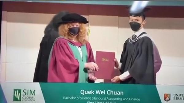 Chuan lên nhận bằng tốt nghiệp. Ảnh: Facebook.