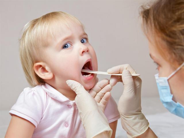 Xử lý viêm họng đúng cách để trẻ không phải nhập viện vì biến chứng nguy hiểm!