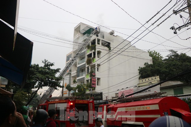 Ho Chi Minh City: Fire of 5-storey house, police mobilize ladder truck to rescue - 2