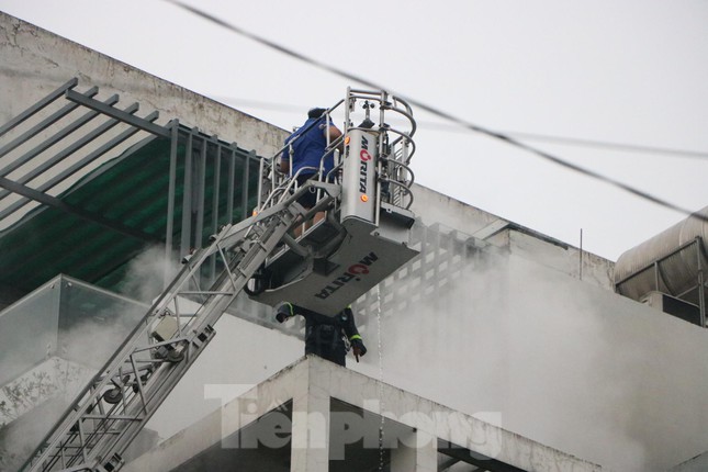 Ho Chi Minh City: Fire of 5-storey house, police mobilize ladder truck to rescue - 3