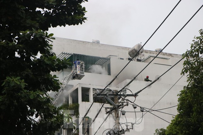 Ho Chi Minh City: Fire of 5-storey house, police mobilize ladder truck to rescue - 4