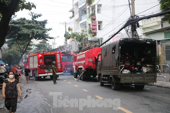 Ho Chi Minh City: Fire of 5-storey house, police mobilize ladder truck to rescue - 1