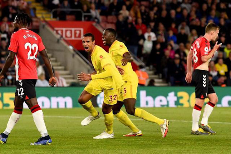Trung vệ Joel Matip lập công giữa hiệp 2 giúp Liverpool thắng ngược Southampton 2-1 để áp sát Man City