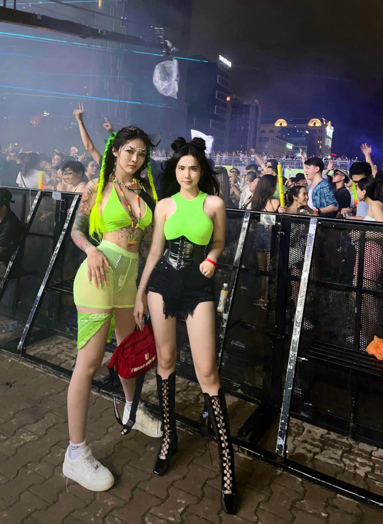 Disillusioned by Le Bong's real body at Vietnam's hottest music festival, short skirts " denounce all"?  - 7