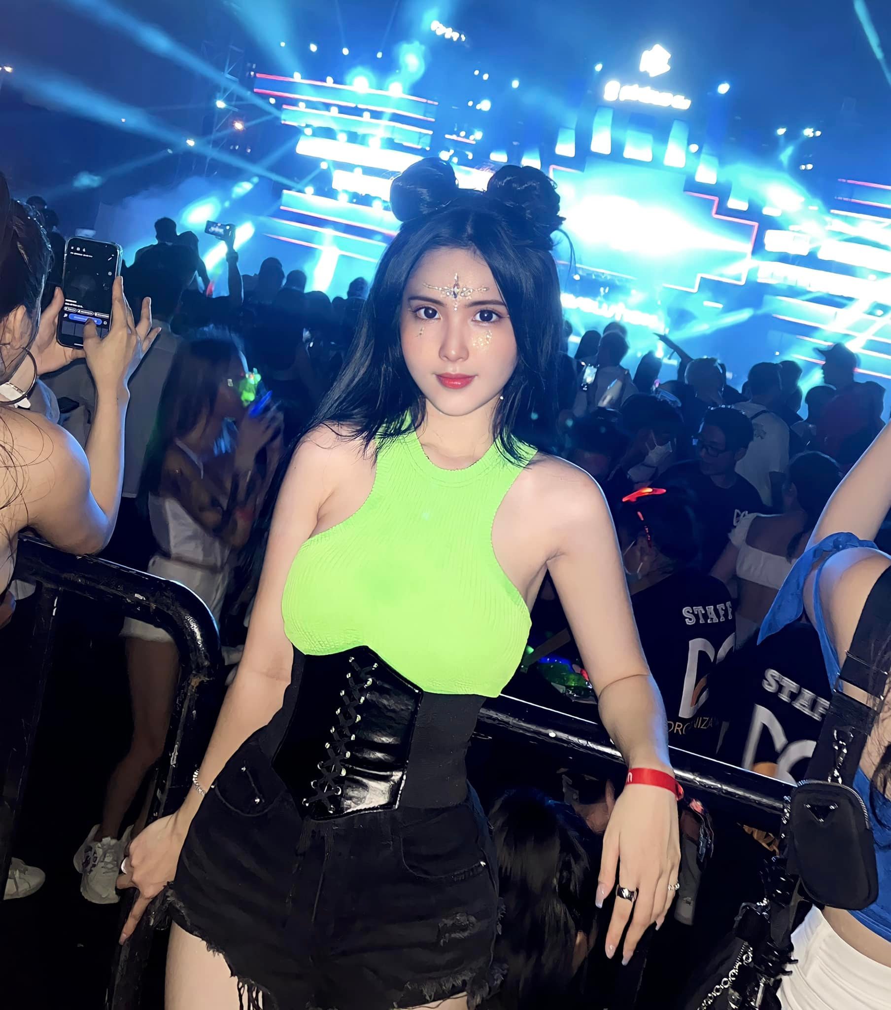 Disillusioned by Le Bong's real body at Vietnam's hottest music festival, short skirts " denounce everything"?  - 8