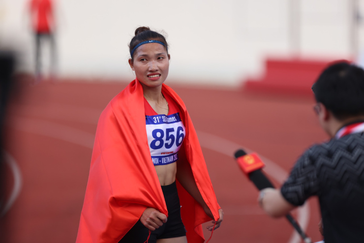 Linh Na ôm mẹ khóc nức nở khi giành HCV môn "khó nhất" SEA Games 31 - 5