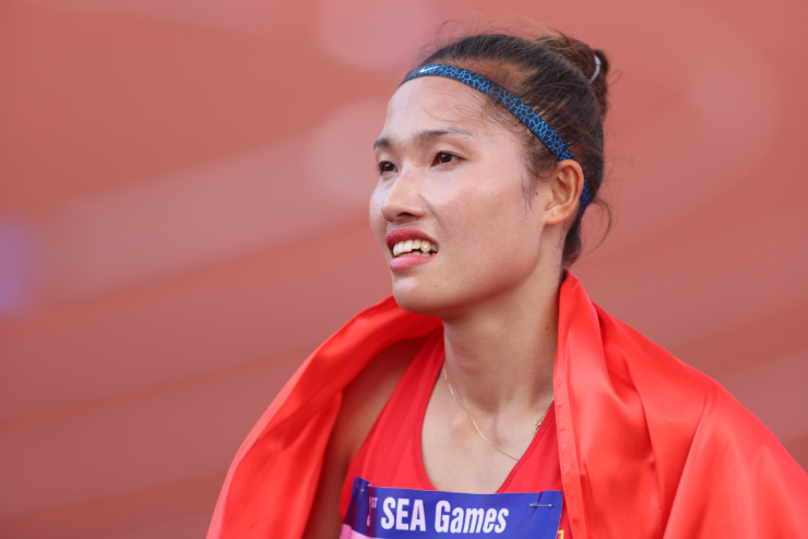Linh Na ôm mẹ khóc nức nở khi giành HCV môn "khó nhất" SEA Games 31 - 4