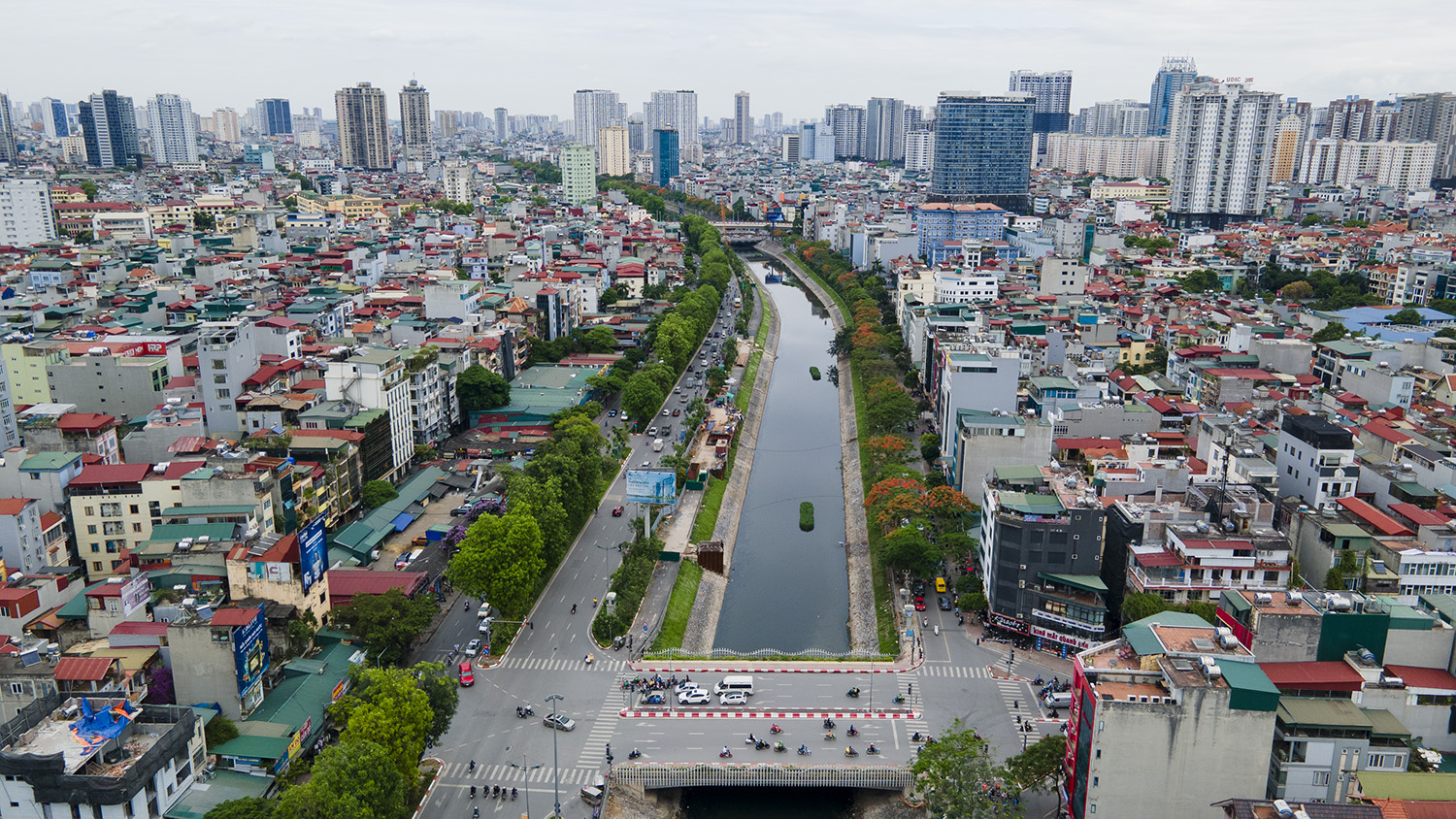 Ngỡ ngàng với giàn hoa &#34;độc nhất&#34; ở cây cầu bắc qua sông Tô Lịch - 1