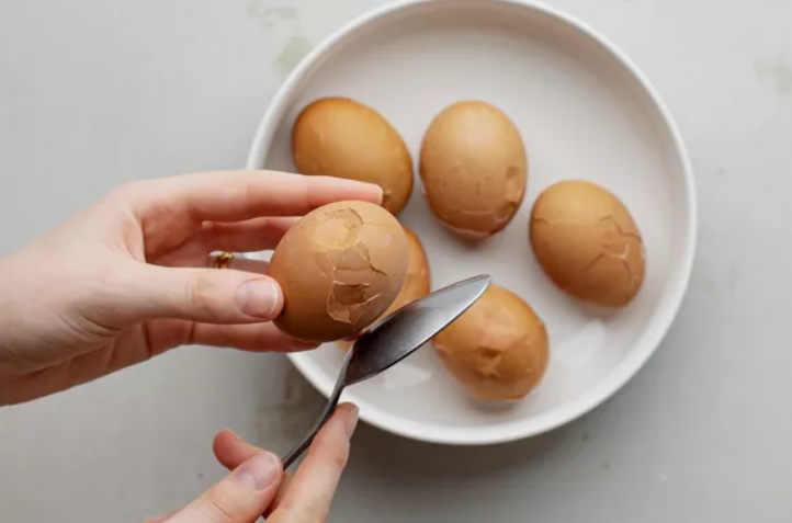 Người Trung Quốc tin rằng làm trứng gà theo cách này sẽ mang lại may mắn - 5