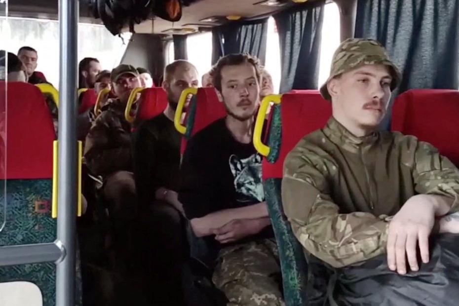 Binh sĩ Ukraine rời nhà máy thép Azovstal trên xe buýt.
