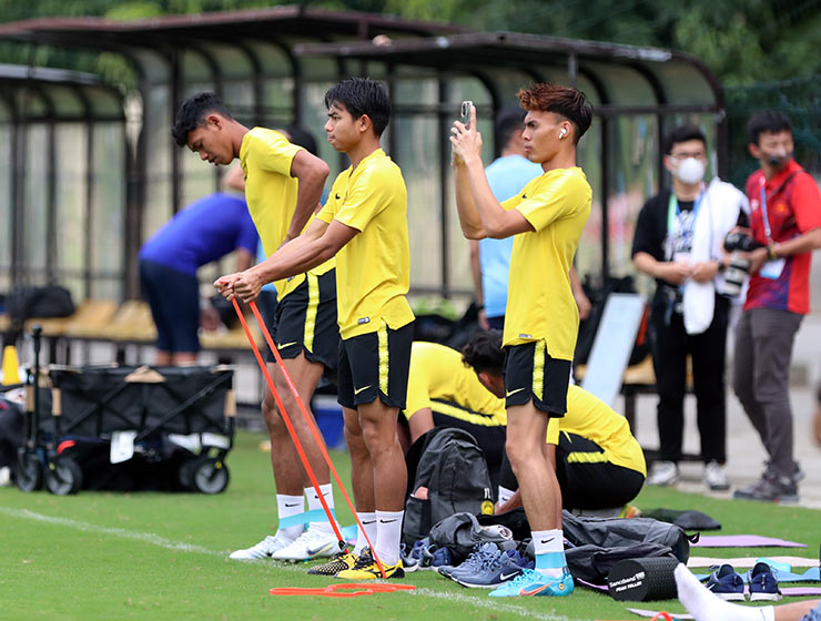 Lần đầu đến tập luyện và thi đấu ở Việt Trì nên nhiều cầu thủ U23 Malaysia tỏ ra khá thích thú và tò mò