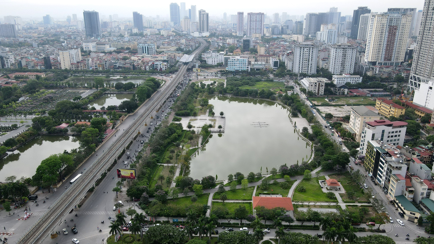 Công viên hồ điều hòa Mai Dịch ở Hà Nội nằm trên địa bàn phường Mai Dịch (quận Cầu Giấy) và phường Mỹ Đình 2 (quận Nam Từ Liêm).