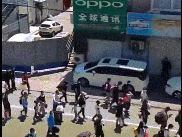 Thế giới - Video: Hàng nghìn người TQ xếp hàng dài trên đường, chờ đi cách ly tập trung