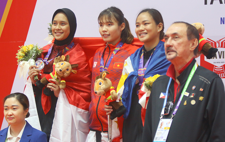 Niềm vui rạng rỡ của các võ sĩ VN và quốc tế trên bục nhận huy chương.