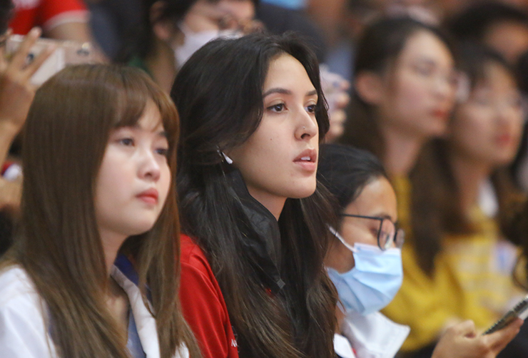 Một nữ CĐV Lào gây chú ý với nhan sắc xinh đẹp