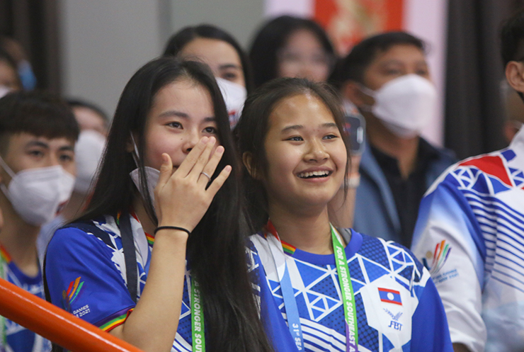 Các fan thi nhau hò hét, hồi hộp theo dõi với hi vọng võ sĩ của nước mình sẽ giành được tấm HCV quý giá.