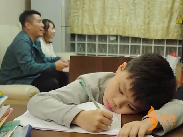 Clip hài hước - Bố mẹ bá đạo thế này thì cậu con trai áp lực lắm!