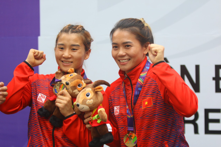The 2 sisters entered the SEA Games wrestling ring for the first time, snatching 2 gold medals - 1