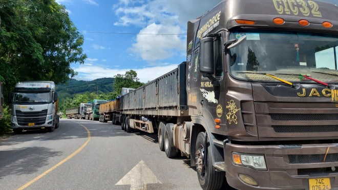 Phương tiện ách tắc nghiêm trọng trên Quốc lộ 15D