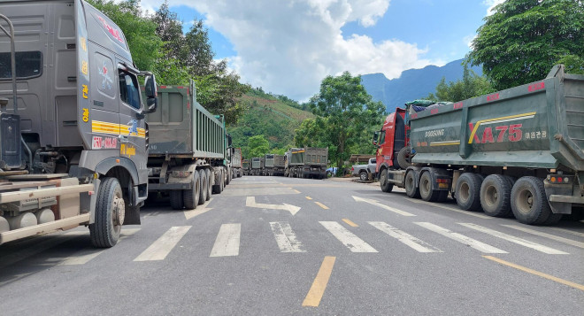 Hàng trăm phương tiện "chôn chân" vì sự cố lật xe