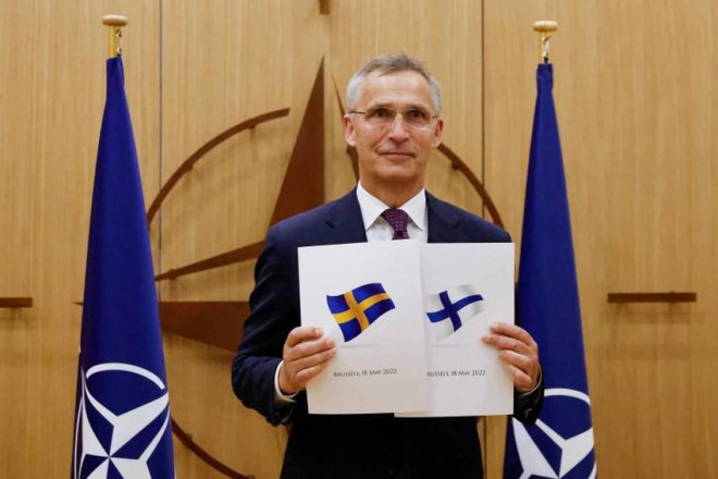 Tổng thư ký NATO Jens Stoltenberg nhận đơn xin gia nhập thành viên của Thụy Điển và Phần Lan tại Brussels (Bỉ) ngày 18-8. Ảnh: REUTERS