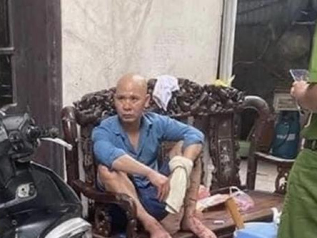 Pháp luật - Chồng chém vợ trọng thương rồi ngồi "thần mặt" trên ghế salon
