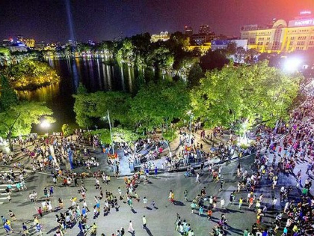 Tin tức trong ngày - Hà Nội không cho mang vật nuôi, loa công suất lớn vào phố đi bộ Hồ Gươm