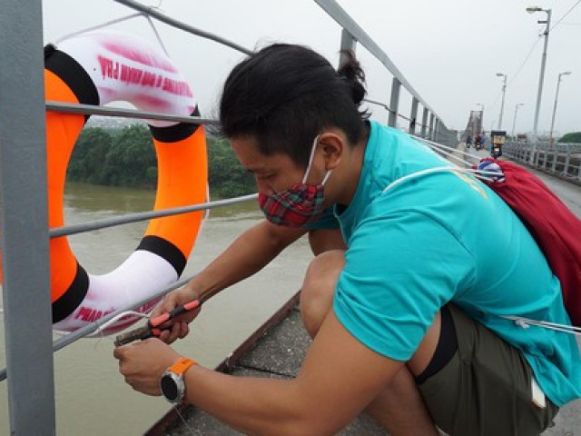 Tin tức trong ngày - Vừa được lắp đặt, một nửa số phao cứu sinh trên cầu bắc qua sông Hồng đã bị lấy trộm