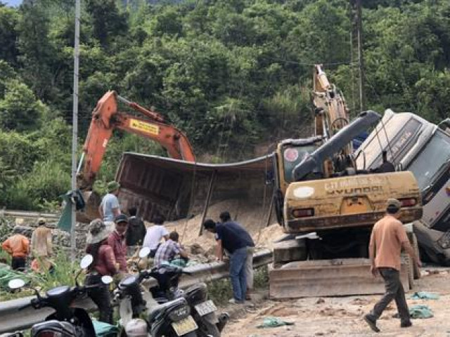 Tin tức trong ngày - CLIP: Xe tải chở sắn bị lật, hàng trăm xe ách tắc trên đường vào cửa khẩu