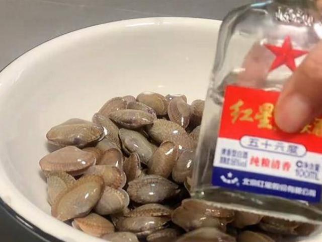 Ẩm thực - Ngâm ngao với thứ "nước" này, ngao sạch bong và không có cát