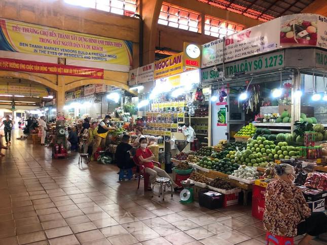 Dù đã bắt đầu có khách trở lại nhưng chợ Bến Thành (quận 1) vẫn thưa vắng do nhiều mặt hàng tăng giá theo xăng