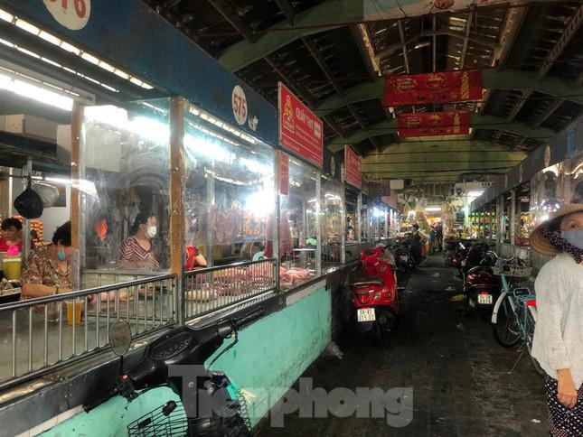 Khu vực kinh doanh thịt heo vắng cả người bán lẫn người mua dù trong giờ cao điểm chợ
