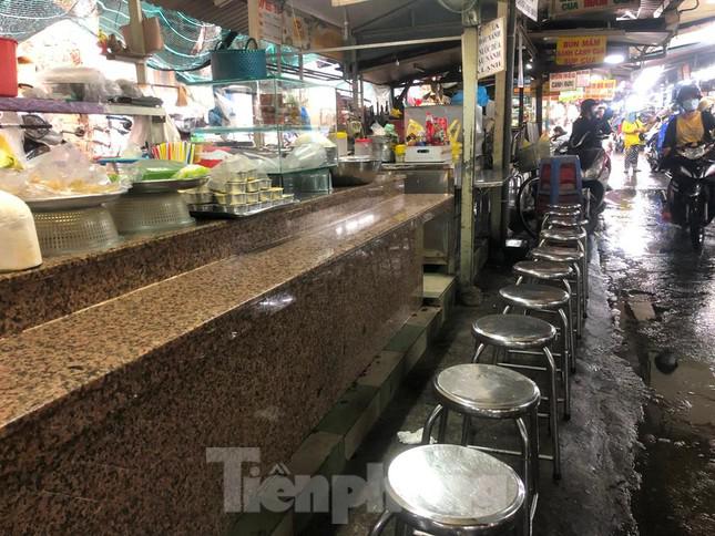 Một sạp chè trong chợ thường đông khách nay bỗng vắng hoe