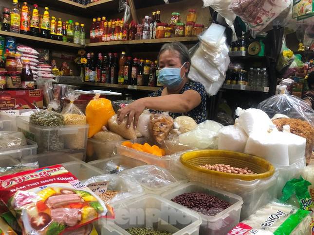 Bà Mười Hoa buồn hiu vì hàng hóa tăng giá, khách đến chợ vắng hơn trước
