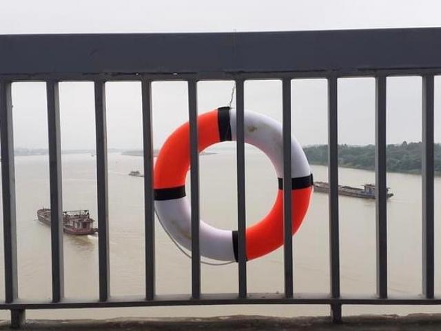 Hàng chục phao cứu sinh xuất hiện trên các cây cầu của Hà Nội