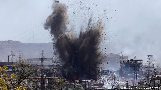 Khu vực nhà máy thép Azovstal nhiều lần bị tấn công. (Ảnh: Reuters)